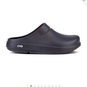 OOFOS Black Slip-On Loafers with Seamless Design